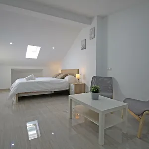 Esparteros 6, Estudios Espanha